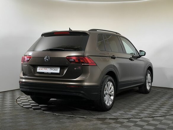 2017 Volkswagen Tiguan II, коричневый, 1680000 рублей - вид 3