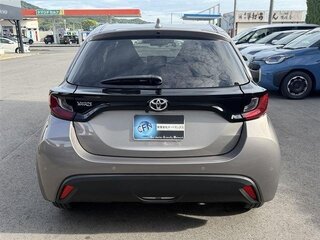2022 Toyota Yaris IV, серебристый, 1000004 рублей, вид 4