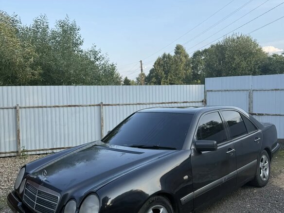 1996 Mercedes-Benz E-Класс 230 II (W210, S210), чёрный - вид 1