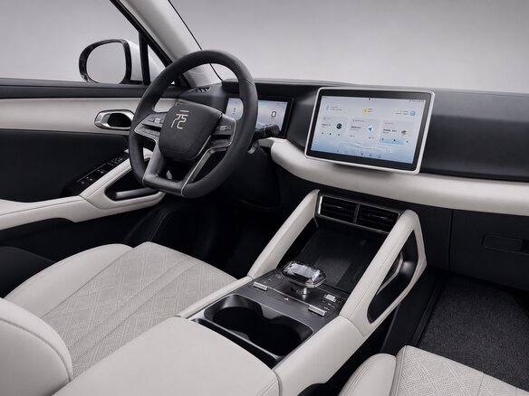 2025 BYD Yuan Up 45.12 kWh, серебристый, 1580007 рублей - вид 5