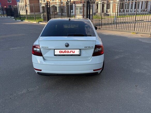 2017 Skoda Octavia III (A7) Рестайлинг, белый, 1880000 рублей - вид 6