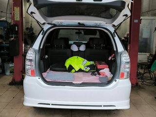 2003 Toyota Wish I, белый, 700000 рублей, вид 5