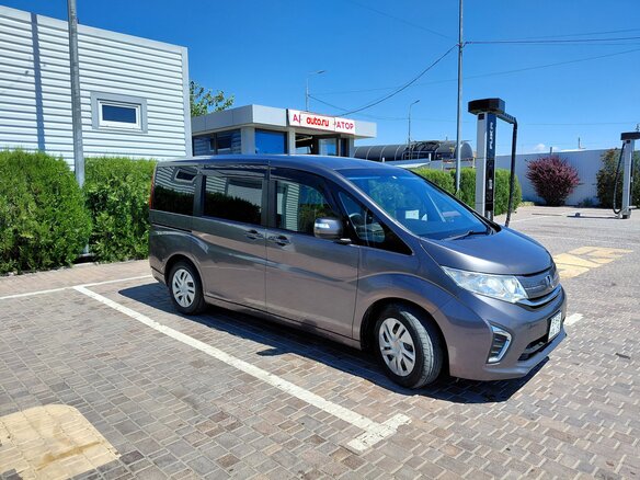2018 Honda Stepwgn V Рестайлинг, серый, 1850000 рублей - вид 2