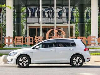 2020 Volkswagen e-Golf VII Рестайлинг, белый, 1335000 рублей, вид 4