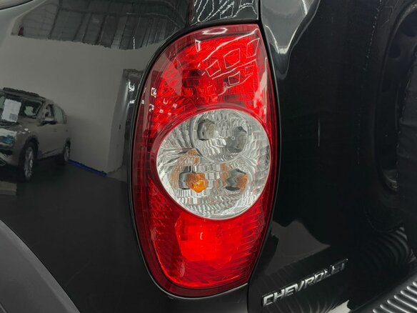 2011 Chevrolet Niva I Рестайлинг, чёрный - вид 2