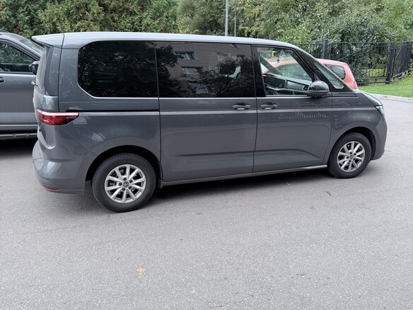 2022 Volkswagen Multivan T7, серый, 5300000 рублей - вид 2