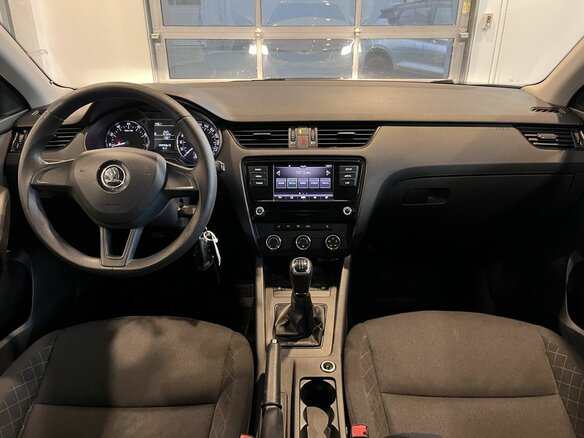 2017 Skoda Octavia III (A7) Рестайлинг, белый, 1540000 рублей - вид 8