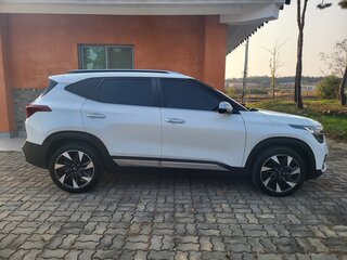 2023 Kia Seltos I, белый, 1853000 рублей, вид 3