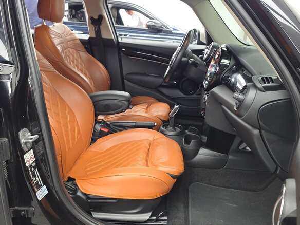 2022 Mini Hatch Cooper III (F55/F56) Рестайлинг 2, чёрный, 1740000 рублей - вид 7