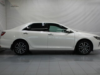 2017 Toyota Camry VII (XV50) Рестайлинг 2, белый, 1909000 рублей, вид 3
