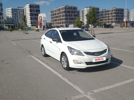 2015 Hyundai Solaris I Рестайлинг, белый, 700000 рублей, вид 4