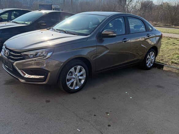 2024 Lada (ВАЗ) Vesta I Рестайлинг (NG), коричневый, 1650000 рублей - вид 2