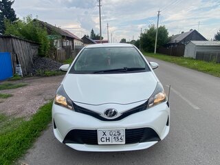 2014 Toyota Vitz III (XP130) Рестайлинг, белый, 900000 рублей, вид 1