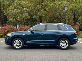 2023 Volkswagen Touareg III, синий, 5819275 рублей, вид 3