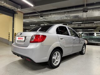 2011 Kia Rio II Рестайлинг, серебристый, 600000 рублей, вид 4
