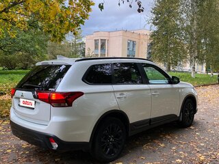 2021 Mitsubishi Outlander III Рестайлинг 3, белый, 2800000 рублей, вид 4