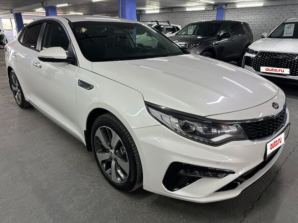 2019 Kia Optima IV Рестайлинг, белый, 1875000 рублей - вид 2