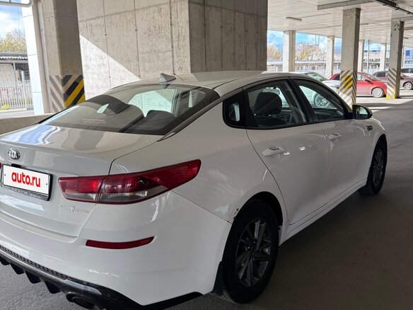 2019 Kia Optima IV Рестайлинг, белый, 1100000 рублей - вид 4