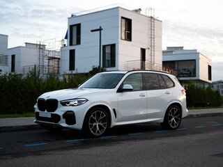 2020 BMW X5 40i IV (G05/G18), белый, 6600000 рублей, вид 3