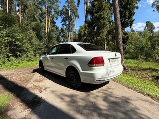 2017 Volkswagen Polo V Рестайлинг, белый, 650000 рублей, вид 3