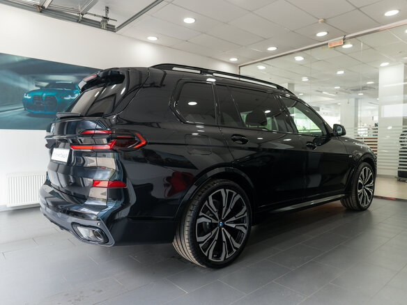 2025 BMW X7 40d I (G07) Рестайлинг, чёрный - вид 1