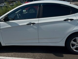 2015 Hyundai Solaris I Рестайлинг, белый, 850000 рублей, вид 3