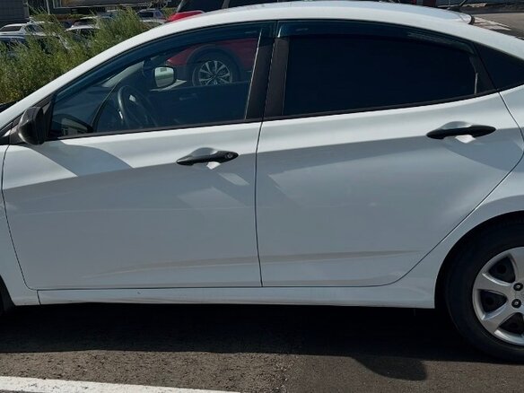 2015 Hyundai Solaris I Рестайлинг, белый, 850000 рублей - вид 2