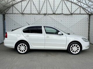 2013 Skoda Octavia II (A5) Рестайлинг, белый, 895000 рублей, вид 4