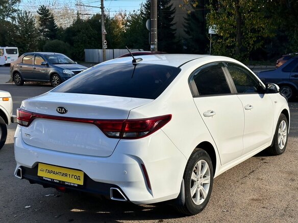 2020 Kia Rio IV Рестайлинг, белый - вид 3