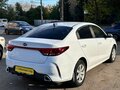 2020 Kia Rio IV Рестайлинг, белый - вид 3