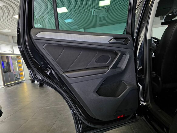 2021 Volkswagen Tiguan II Рестайлинг, чёрный, 3099000 рублей - вид 28