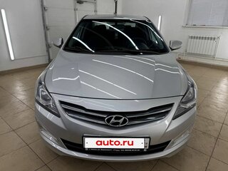 2014 Hyundai Solaris I Рестайлинг, серебристый, 925000 рублей, вид 2
