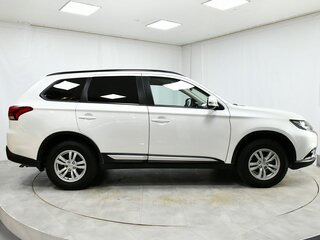 2022 Mitsubishi Outlander III Рестайлинг 3, белый, 2945000 рублей, вид 4
