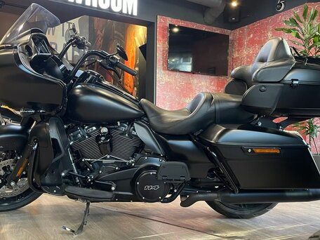 2021 Harley-Davidson Road Glide Limited, чёрный, 2950000 рублей, вид 4