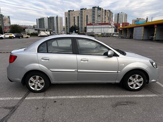 2011 Kia Rio II Рестайлинг, серебристый, 400000 рублей, вид 2