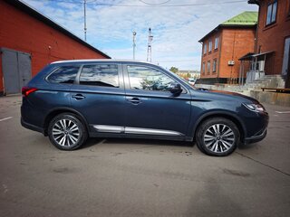 2020 Mitsubishi Outlander III Рестайлинг 3, синий, 2050000 рублей, вид 4