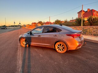 2017 Hyundai Solaris II, серый, 1350000 рублей, вид 4