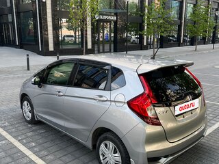 2017 Honda Fit III Рестайлинг, серебристый, 1220000 рублей, вид 2