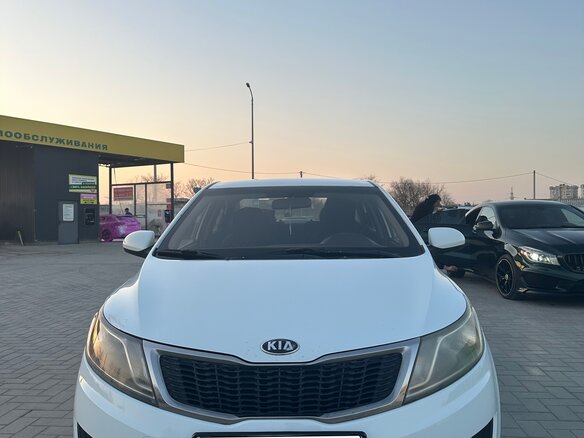 2013 Kia Rio 4-speed III, белый, 780000 рублей - вид 1