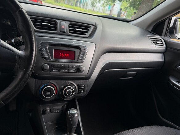 2013 Kia Rio 4-speed III, белый, 880000 рублей - вид 13