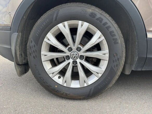 2017 Volkswagen Tiguan II, коричневый - вид 6