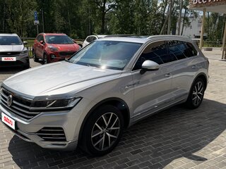 2020 Volkswagen Touareg III, серый, 5500000 рублей, вид 2