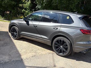 2020 Volkswagen Touareg III, серый, 5600000 рублей, вид 3