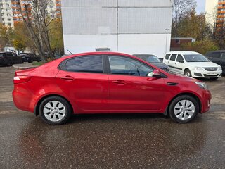 2013 Kia Rio 5-speed III, красный, 830000 рублей, вид 3