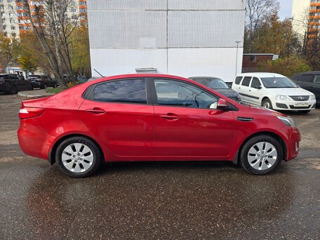 2013 Kia Rio 5-speed III, красный, 830000 рублей, вид 3