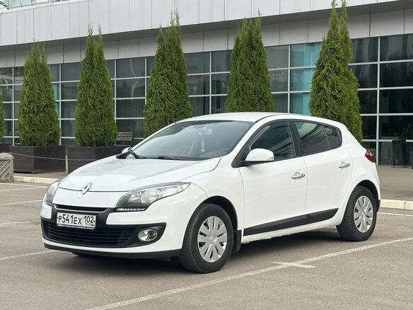 2013 Renault Megane III Рестайлинг, белый, 620000 рублей - вид 2
