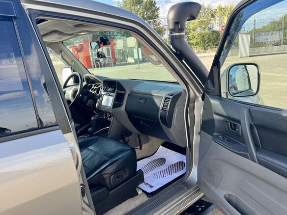 2002 Mitsubishi Montero III, бежевый, 1999999 рублей - вид 10