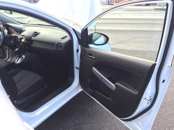 2012 Mazda 2 II Рестайлинг (DE2), белый, 920000 рублей - вид 9