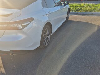 2022 Toyota Camry VIII (XV70) Рестайлинг, белый, 3000000 рублей, вид 5