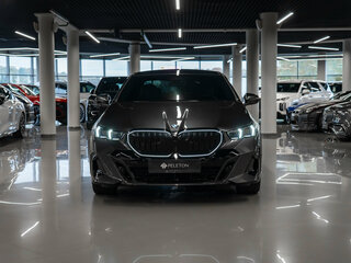 2024 BMW 5 серии 530i xDrive VIII (G60/G61/G68), серый, 7850000 рублей, вид 3